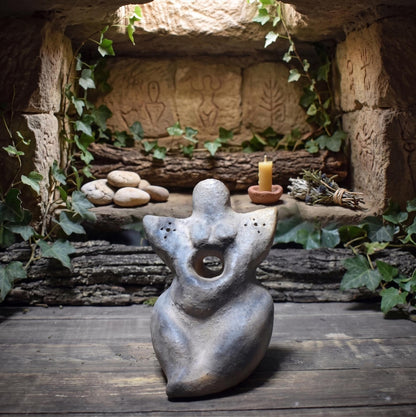 Skulptur „Mondgöttin“ – Archaische Rauchbrandfigur aus Ton