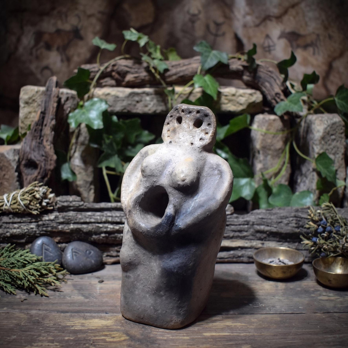 Mondgöttin Skulptur aus Rauchbrandton – archaische Tonfigur für Intuition & Wandel