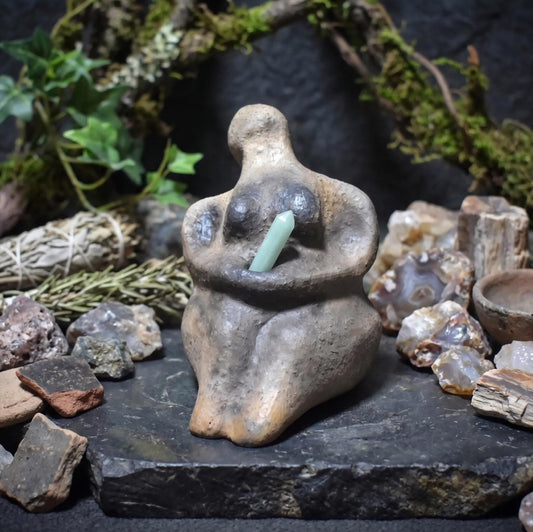 Hüterin des Herzens – Skulptur mit Aventurin im Schoß - Art.Nr.: SKU131