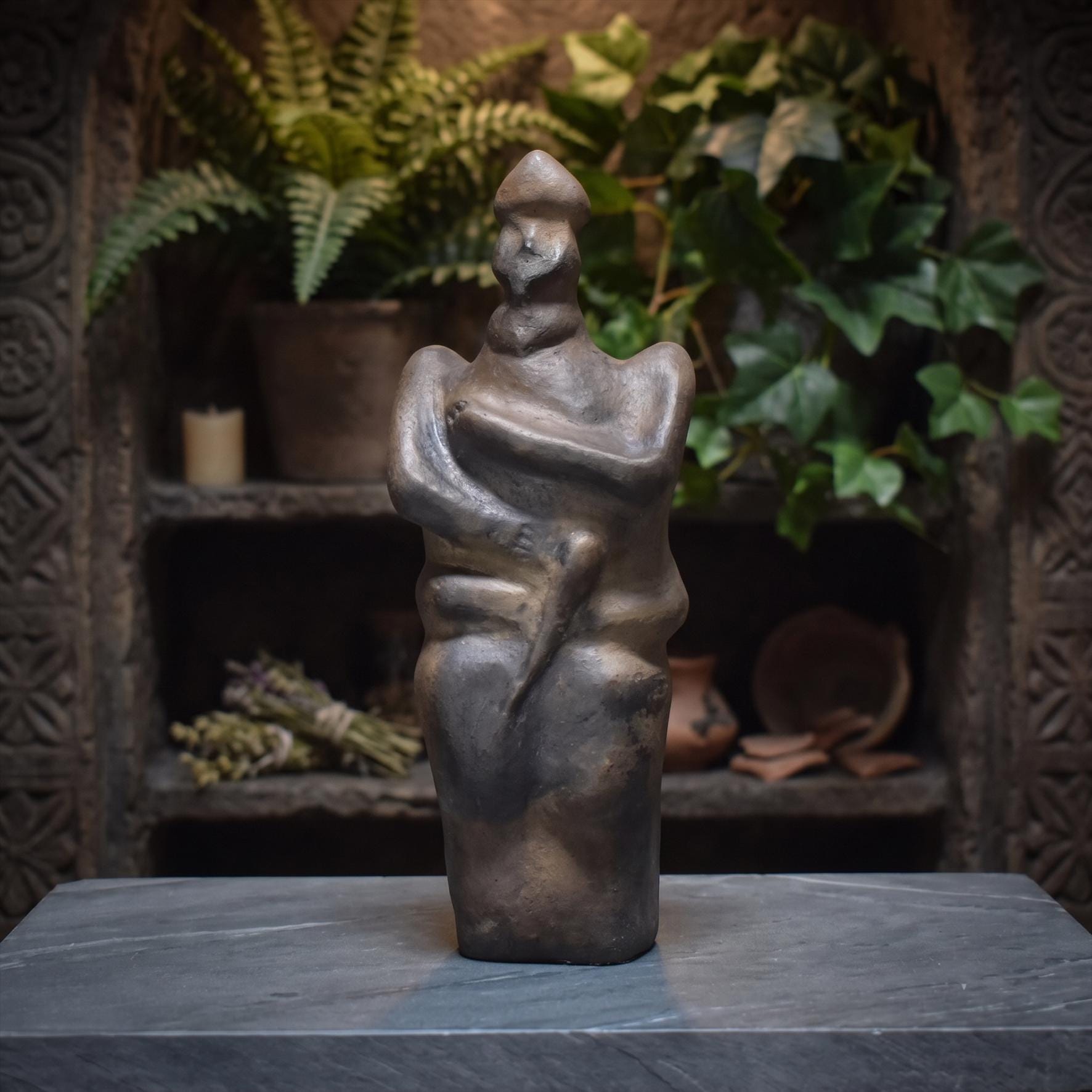 Warrior of Hirschlanden - handgefertigt aus Ton und im Rauchbrand gefärbte Skulptur - Feier der keltischen Kunst und Mythologie