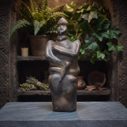 Warrior of Hirschlanden - handgefertigt aus Ton und im Rauchbrand gefärbte Skulptur - Feier der keltischen Kunst und Mythologie