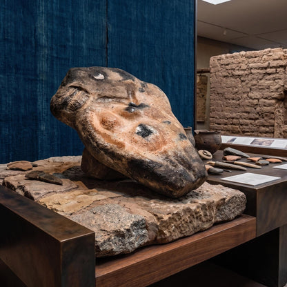Dordogne Höhlenkunst Venus Wandrelief aus Naturton und im Rauchbrand gefärbt - Steinzeitliche Kunst Frankreich - Venus - Matriarchale Kunst
