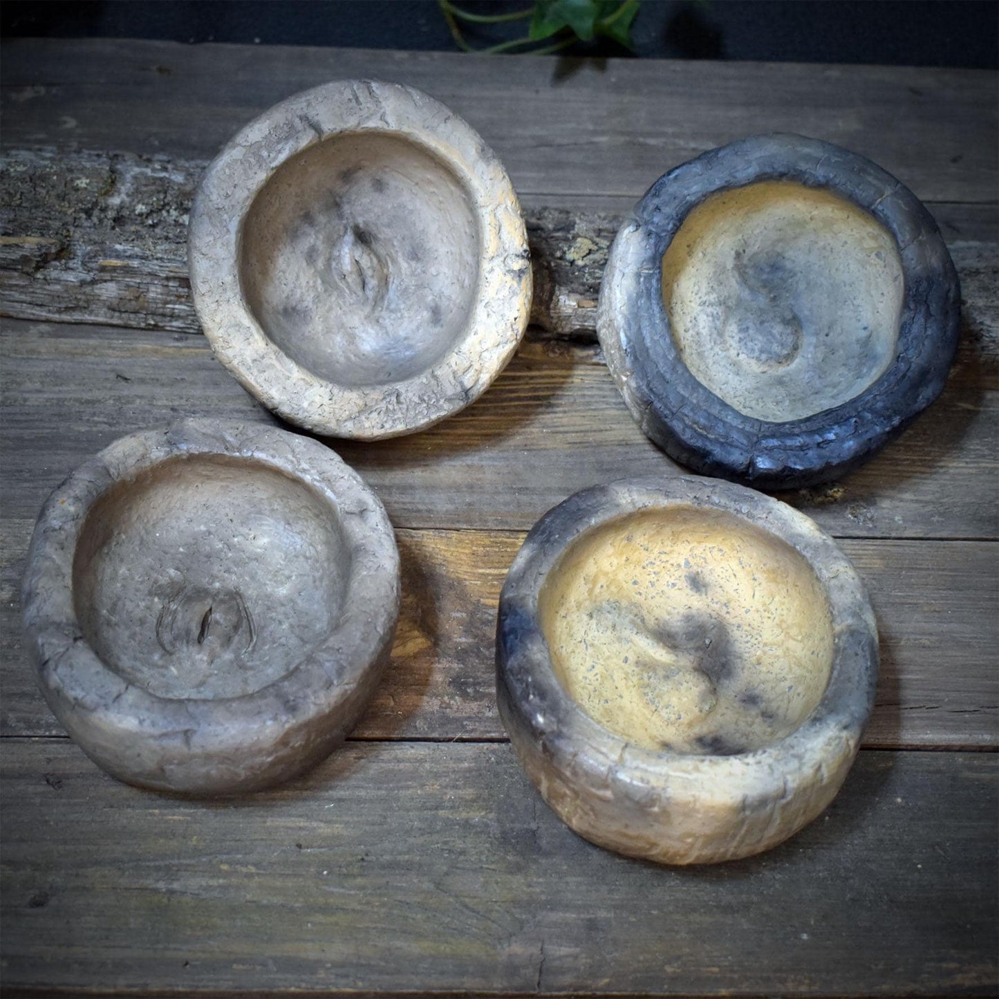 Räucherschale Keramik archaisch | Räuchergefäß mit weiblicher oder männlicher Symbolik | Altar Schale für Rituale Räucherwerk 10cm RÄG097