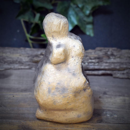 Göttin Skulptur Keramik mit Ammonit | Erdmutter Venus Figur mit Höhle im Schoß | Spirituelle Altar Deko Natur Pagan Ritual 800g SKU310