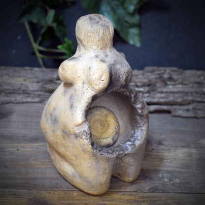 Göttin Skulptur Keramik mit Ammonit | Erdmutter Venus Figur mit Höhle im Schoß | Spirituelle Altar Deko Natur Pagan Ritual 800g SKU310