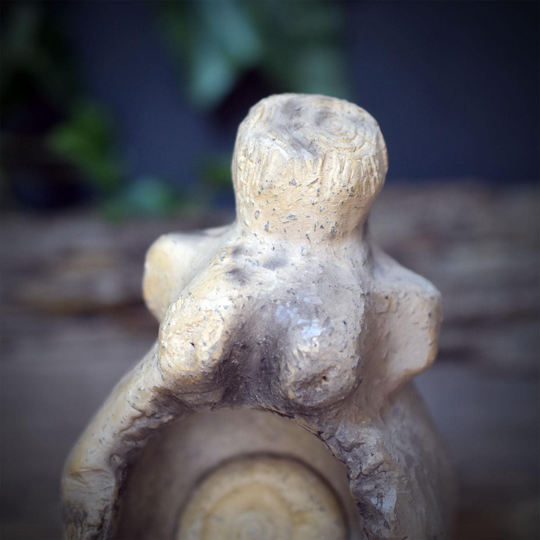 Göttin Skulptur Keramik mit Ammonit | Erdmutter Venus Figur mit Höhle im Schoß | Spirituelle Altar Deko Natur Pagan Ritual 800g SKU310