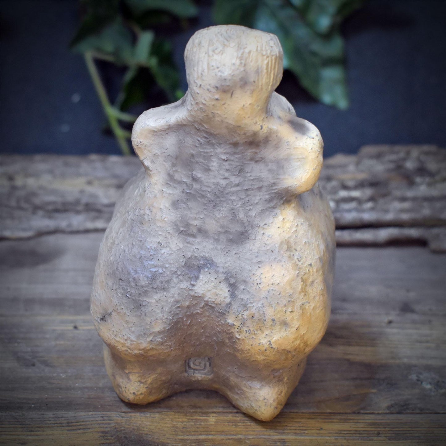Göttin Skulptur Keramik mit Ammonit | Erdmutter Venus Figur mit Höhle im Schoß | Spirituelle Altar Deko Natur Pagan Ritual 800g SKU310