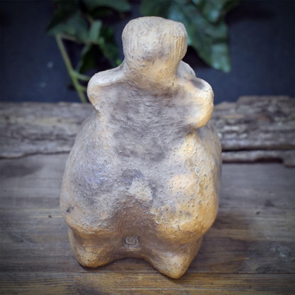 Göttin Skulptur Keramik mit Ammonit | Erdmutter Venus Figur mit Höhle im Schoß | Spirituelle Altar Deko Natur Pagan Ritual 800g SKU310