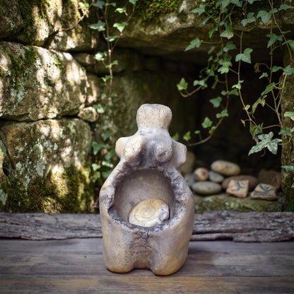 Göttin Skulptur Keramik mit Ammonit | Erdmutter Venus Figur mit Höhle im Schoß | Spirituelle Altar Deko Natur Pagan Ritual 800g SKU310