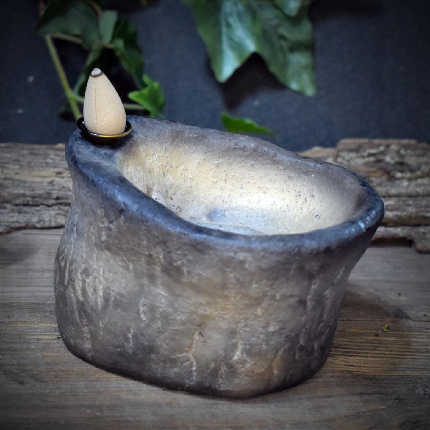 Rückfluss Räucherkegelhalter Keramik | Yoni Räucherschale mit Relief Wasserfall | Schamanische Altar Deko Ritual Gefäß 870g RÄH073