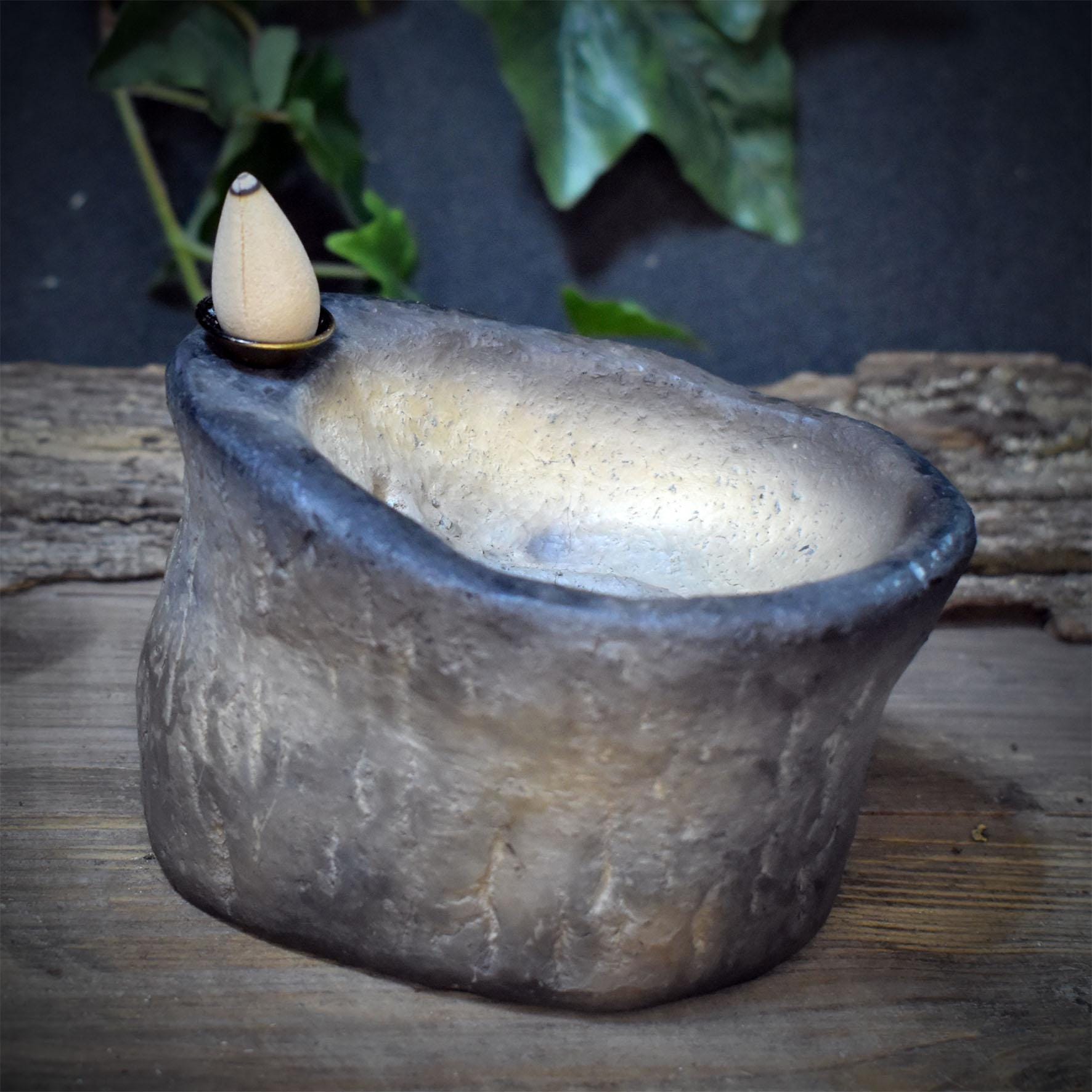 Rückfluss Räucherkegelhalter Keramik | Yoni Räucherschale mit Relief Wasserfall | Schamanische Altar Deko Ritual Gefäß 870g RÄH073