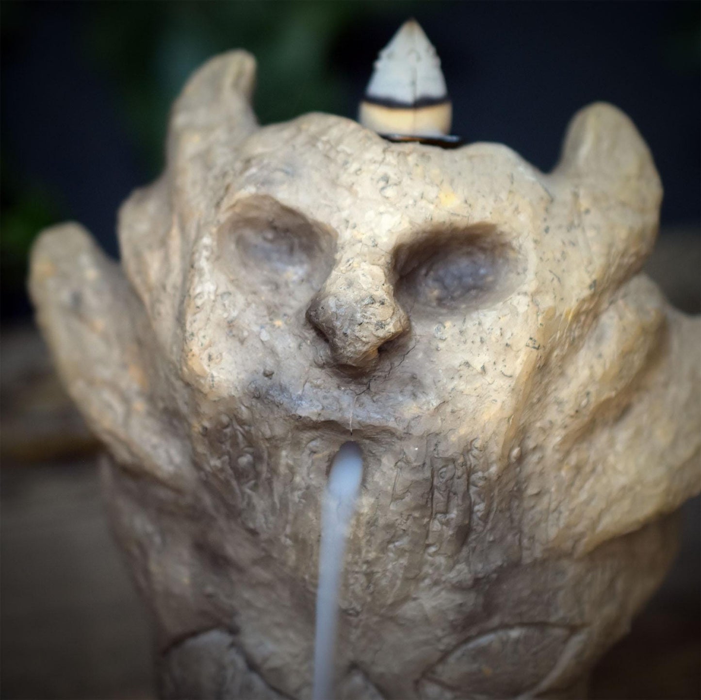 Cernunnos Rückfluss Räucherkegelhalter Keramik | Rauchwasserfall Gehörnter Gott | Keltischer Waldgott Altar Deko Ritual 950g RÄH075