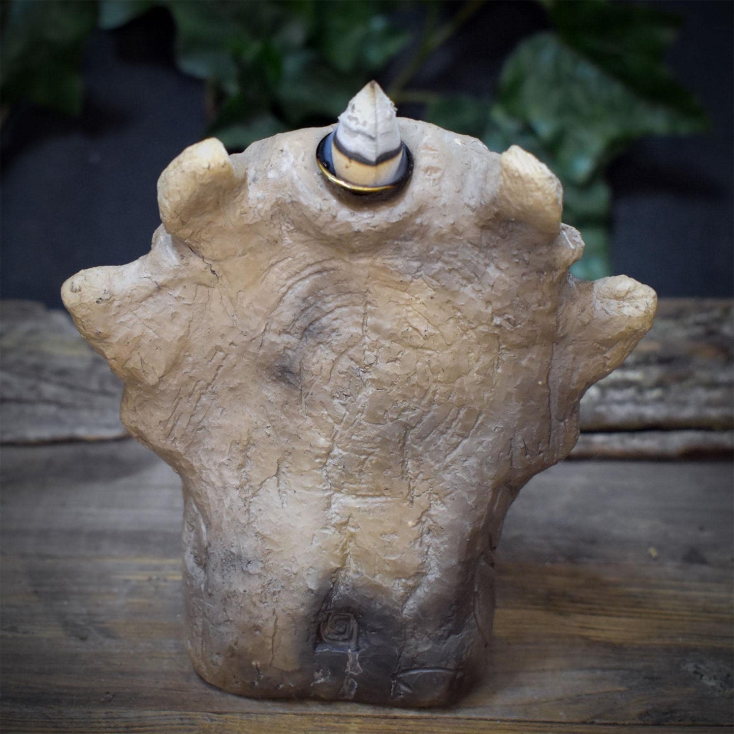 Cernunnos Rückfluss Räucherkegelhalter Keramik | Rauchwasserfall Gehörnter Gott | Keltischer Waldgott Altar Deko Ritual 950g RÄH075