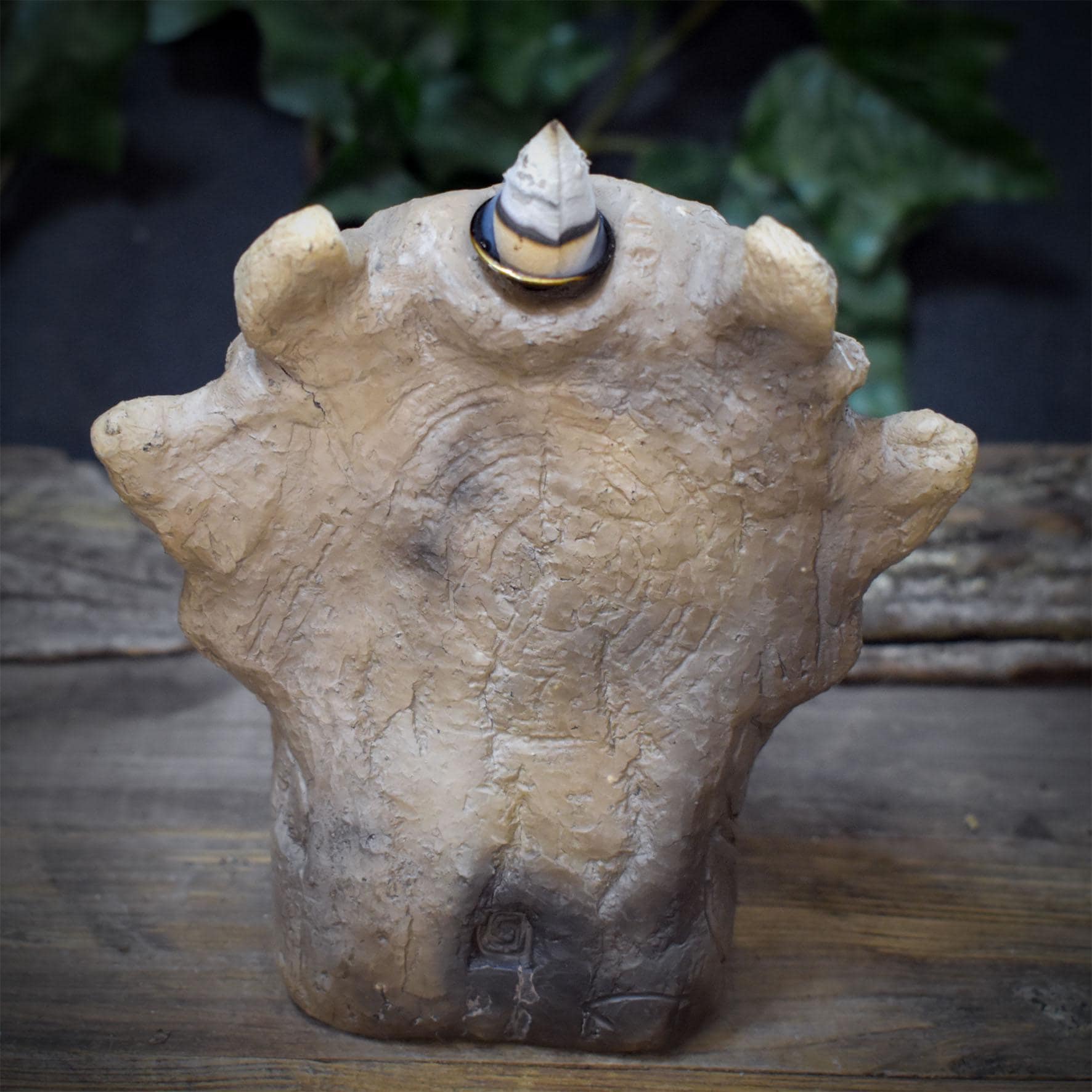 Cernunnos Rückfluss Räucherkegelhalter Keramik | Rauchwasserfall Gehörnter Gott | Keltischer Waldgott Altar Deko Ritual 950g RÄH075