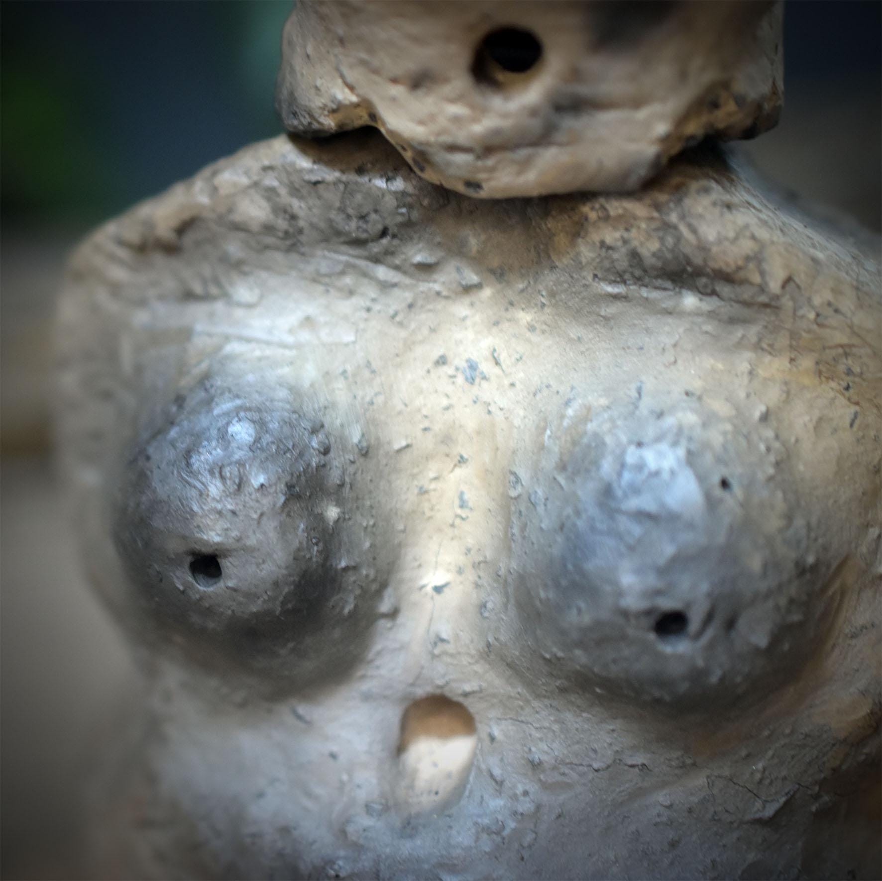 Göttin Rückfluss Räucherkegelhalter Keramik | Rauchwasserfall Venus Figur 2-teilig | Archaische Altar Deko Ritual Skulptur 600g RÄH076