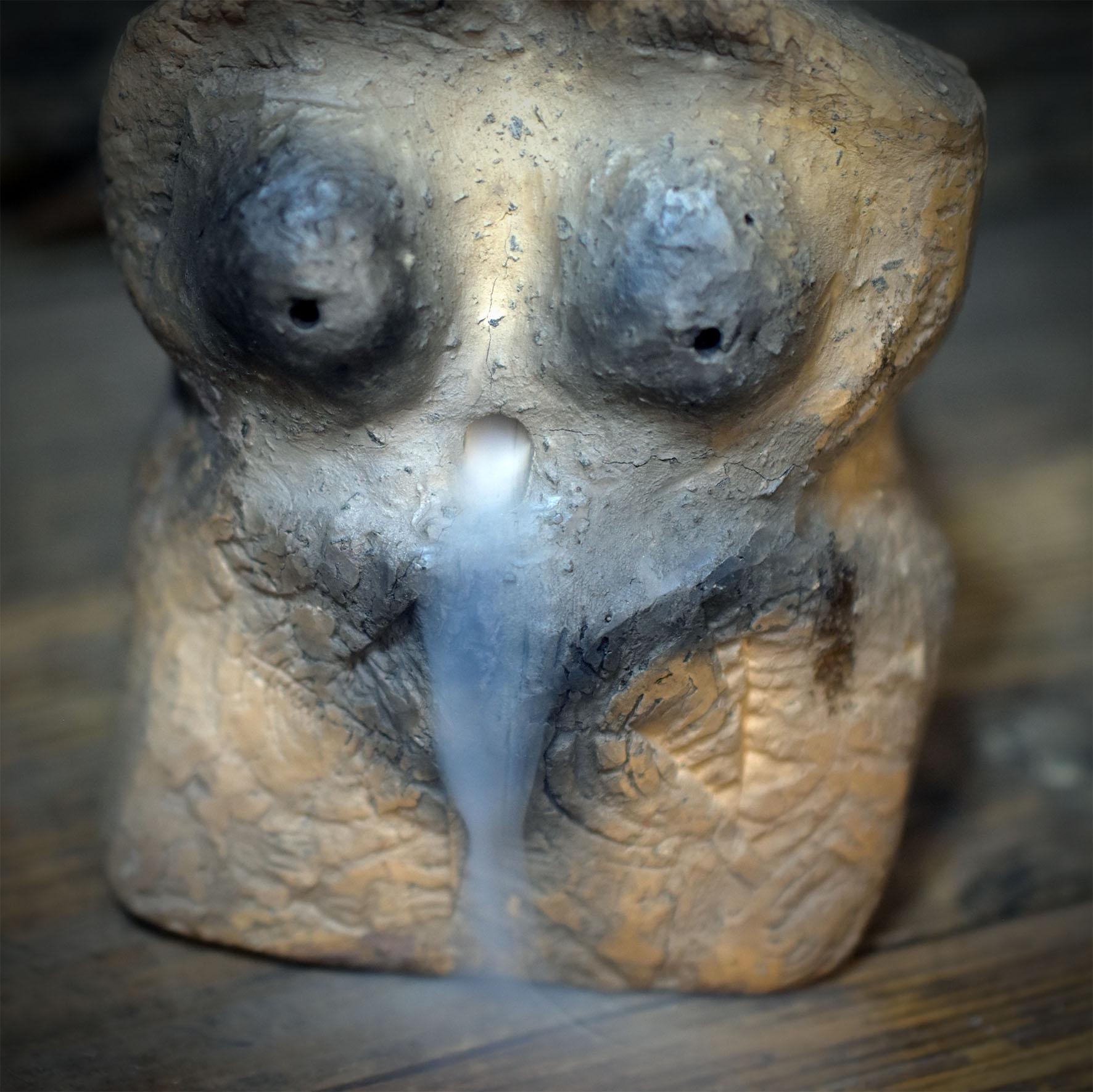 Göttin Rückfluss Räucherkegelhalter Keramik | Rauchwasserfall Venus Figur 2-teilig | Archaische Altar Deko Ritual Skulptur 600g RÄH076
