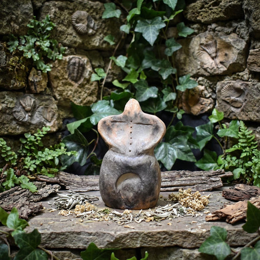 Göttinnen Skulptur mit Ammonit, Archaische Frauenfigur aus Ton, Spirituelle Erdgöttin, Urzeit Symbolik, Handgefertigtes Unikat