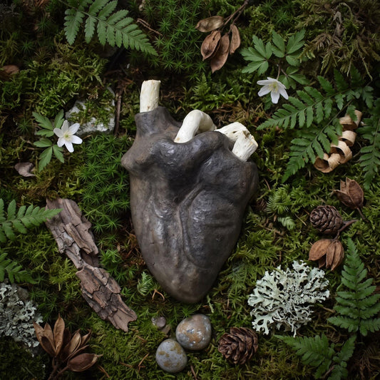 Anatomisches Herz aus Ton & Holz, Herzskulptur Unikat, Spirituelle Kunst, Symbol für Lebenskraft und Heilung, Handgeformte Herzfigur SKU024