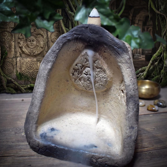 Hekate-Schrein aus Ton – Archaischer Altar für Übergänge und Wandlung