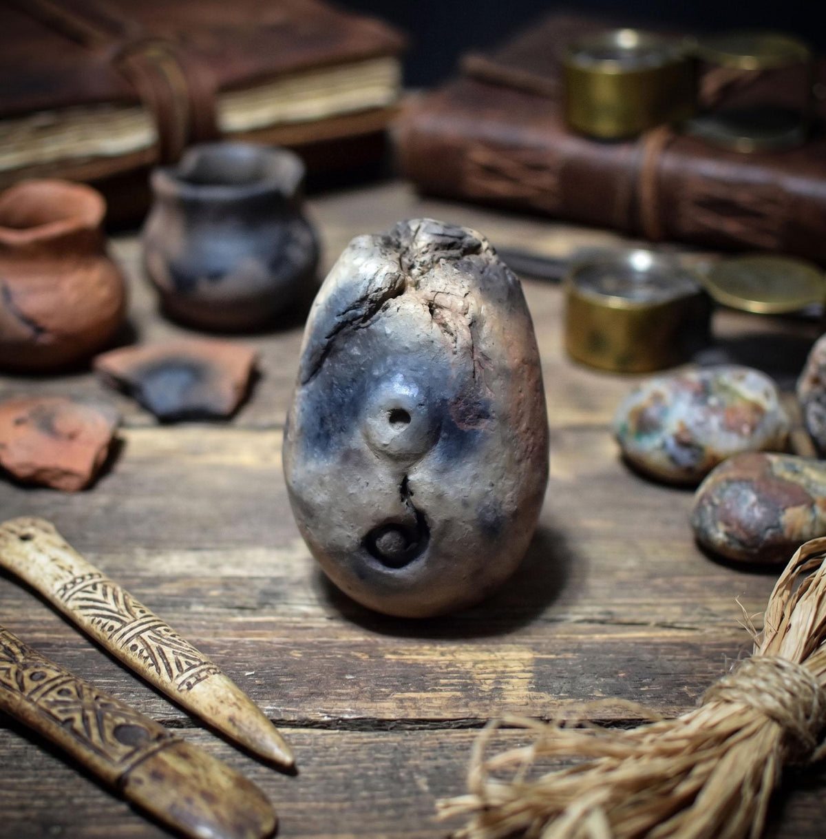 Ostara-Ei des Lebensweges - Maiden · Mother · Crone vereint in einem frühzeitlichen Ton-Ei