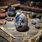 Ostara-Ei des Lebensweges - Maiden · Mother · Crone vereint in einem frühzeitlichen Ton-Ei