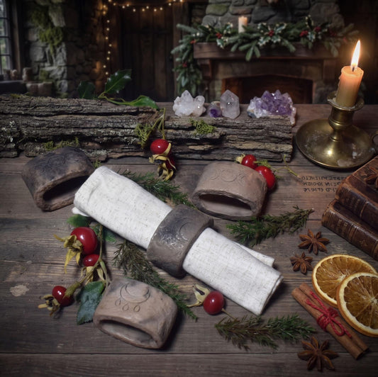 Rustikale Serviettenringe im 4er Set – Traditionell gebrannter Ton mit Symbolen der großen Göttin und Wicca Blessing - Art.Nr.: SRT001