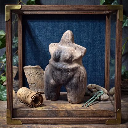 Urmutter Skulptur inspiriert von Artefakten – archaische Tonfigur aus Rauchbrandton
