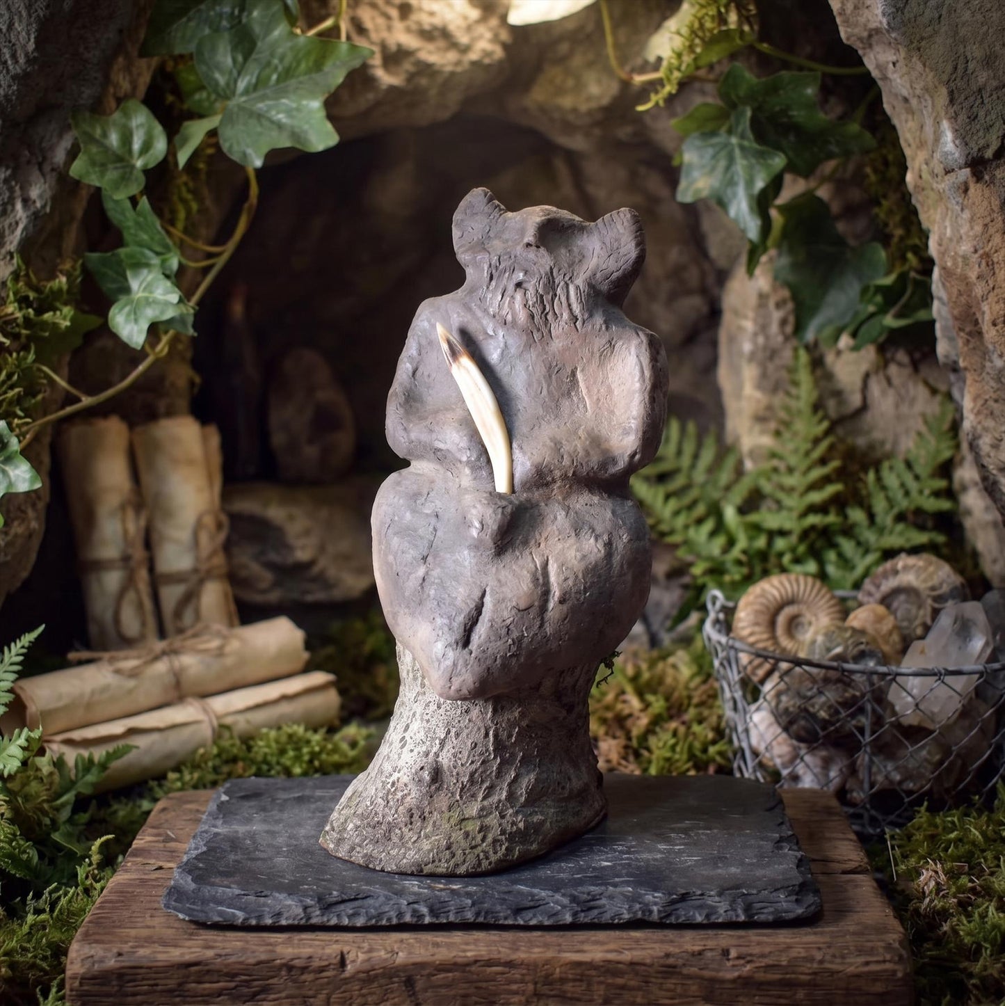 Cernunnos Skulptur auf Baumstamm – Gehörnter Gott mit Wildschweinzahn – Keltische Waldgottheit – Spirituelle Kunst für den Altar