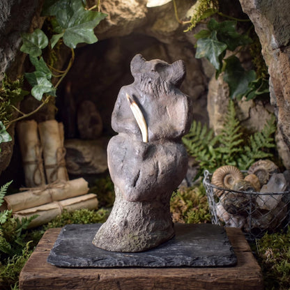 Cernunnos Skulptur auf Baumstamm – Gehörnter Gott mit Wildschweinzahn – Keltische Waldgottheit – Spirituelle Kunst für den Altar