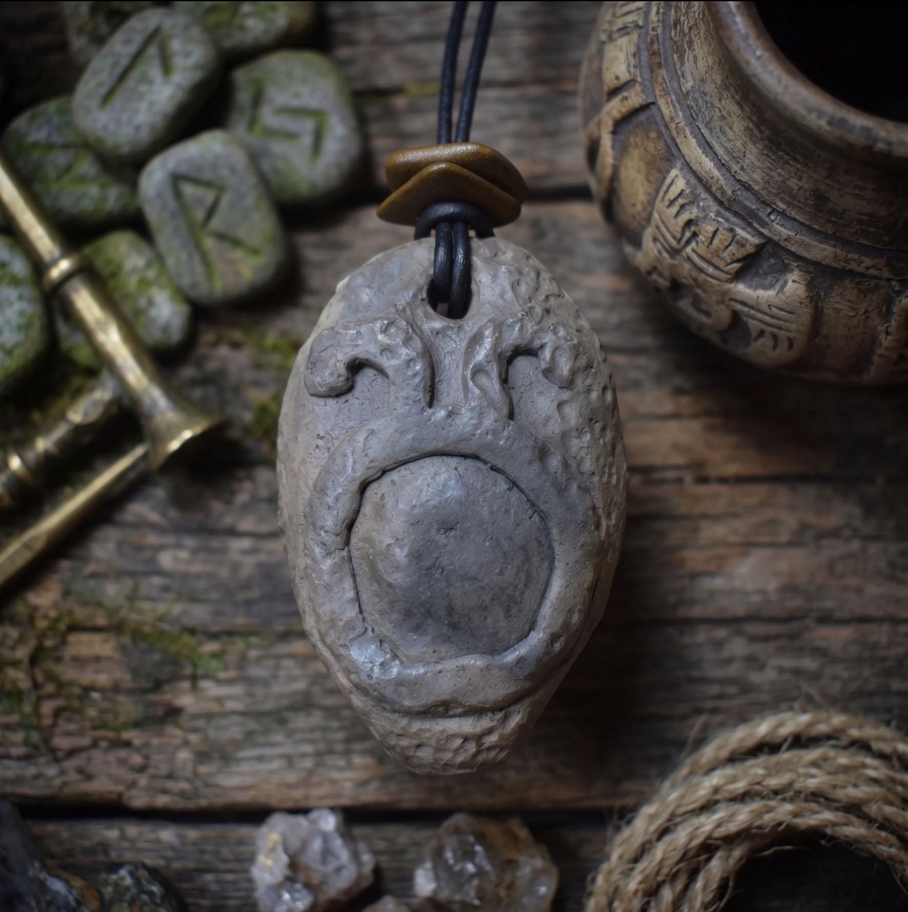 Handgemachte Rauchbrandkunst | Traditionell gebranntes Ton-Amulett als Glücksbringer Schmuck für Ostara mit Leder- oder Baumwollband