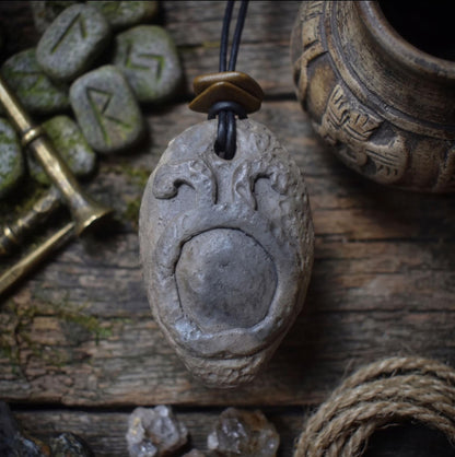 Handgemachte Rauchbrandkunst | Traditionell gebranntes Ton-Amulett als Glücksbringer Schmuck für Ostara mit Leder- oder Baumwollband