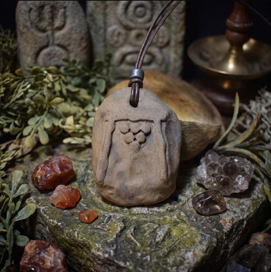 Schmuck und Amulette aus traditionell gebranntem Ton – Einzigartige keltische Symbole und historische Handwerkskunst für Yule und mehr
