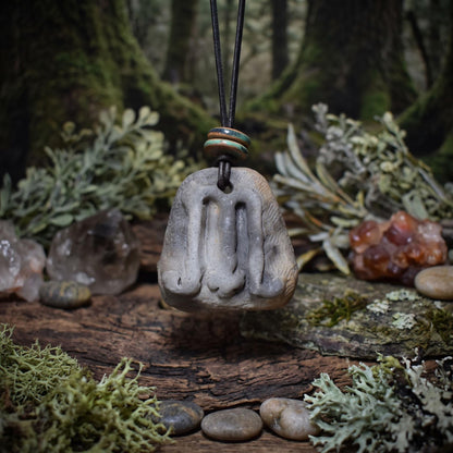 Einzigartiges handgefertigtes Amulett Mabon aus traditionell gebranntem Ton - Dein persönlicher Glücksbringer mit Leder- oder Baumwollband