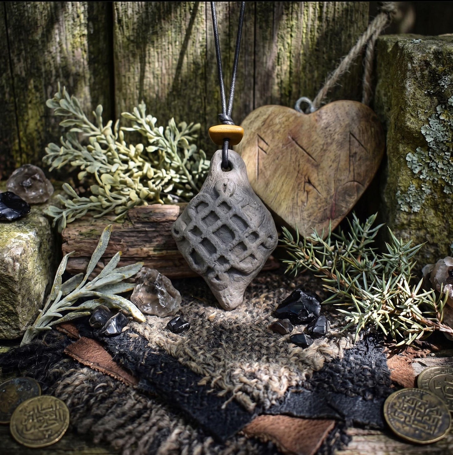 Einzigartiger Rauchbrand-Amulett Talisman- Samhain - aus traditionell gebranntem Ton - Spiritueller Schmuck für keltische Feste