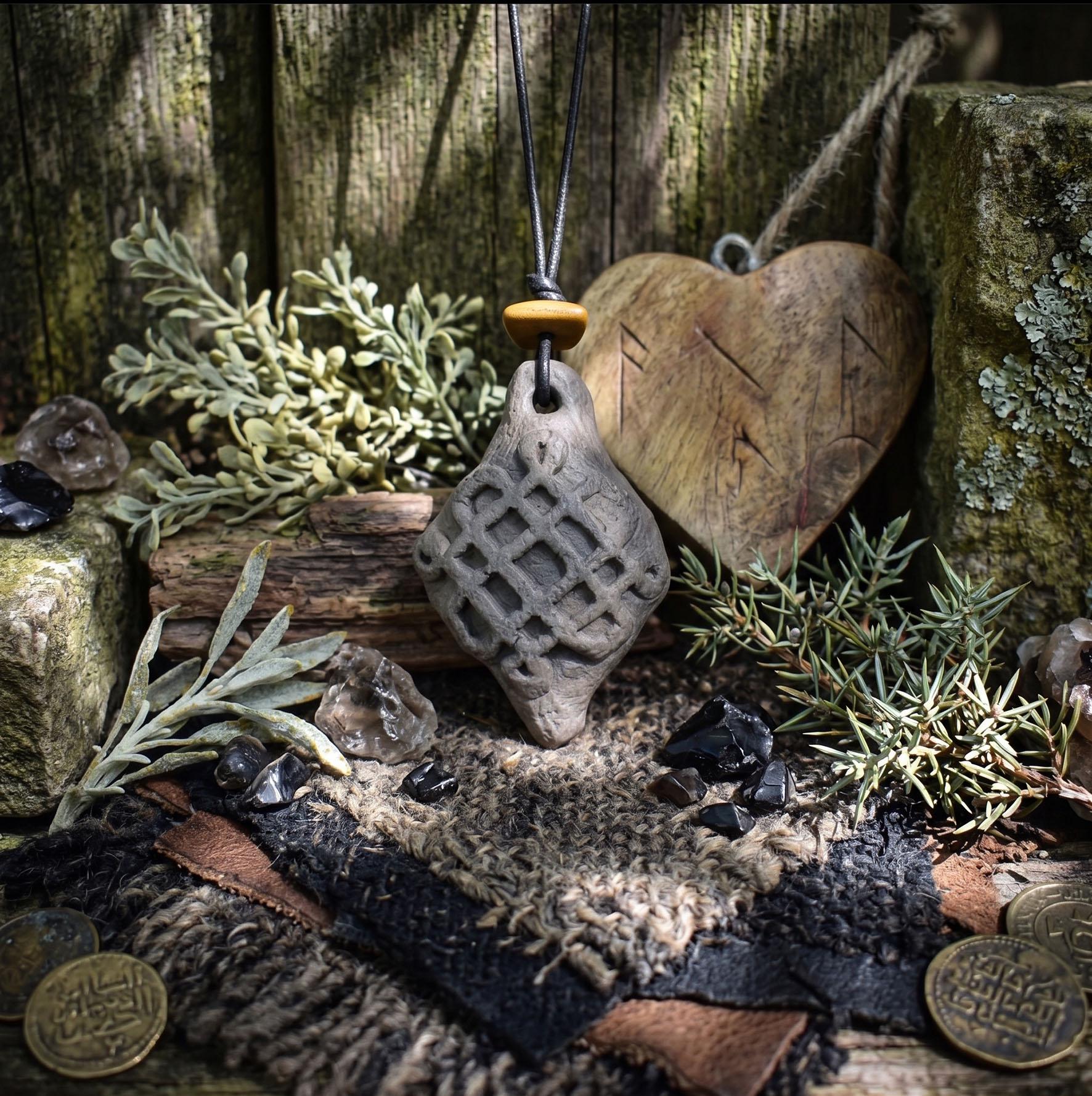 Einzigartiger Rauchbrand-Amulett Talisman- Samhain - aus traditionell gebranntem Ton - Spiritueller Schmuck für keltische Feste