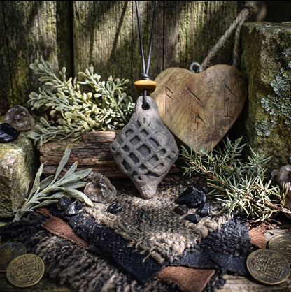 Einzigartiger Rauchbrand-Amulett Talisman- Samhain - aus traditionell gebranntem Ton - Spiritueller Schmuck für keltische Feste