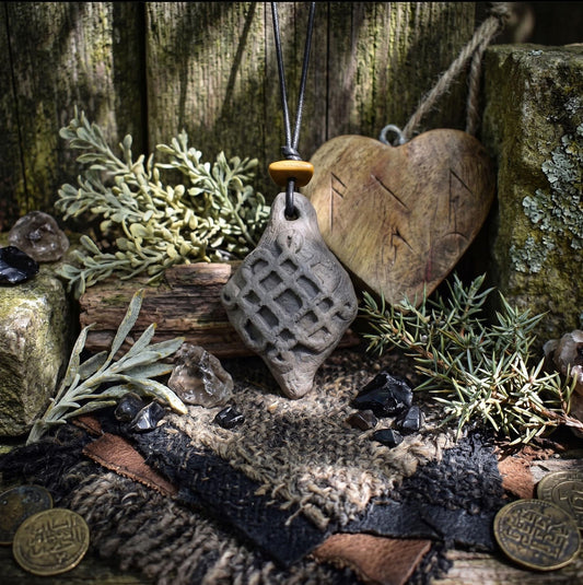 Einzigartiger Rauchbrand-Amulett Talisman- Samhain - aus traditionell gebranntem Ton - Spiritueller Schmuck für keltische Feste