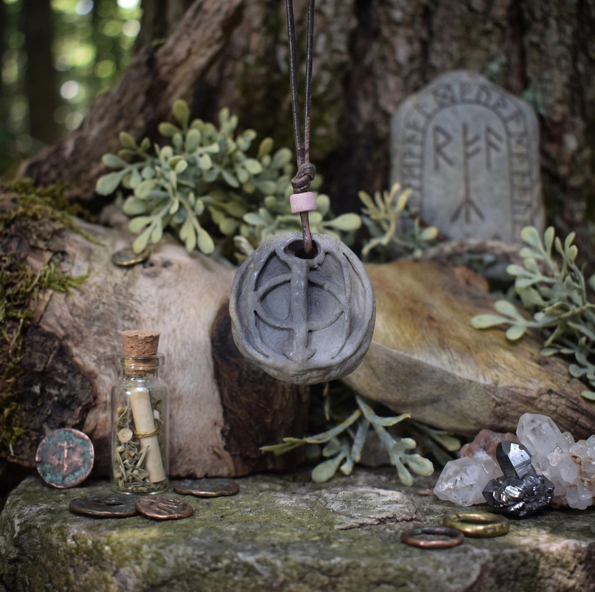 Einzigartiger handgefertigter Chalice Well Amulett Talisman aus traditionell gebranntem Ton mit Leder- oder Baumwollband