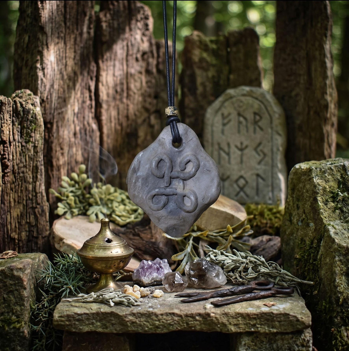 Einzigartiges handgefertigtes Amulett mit keltischem Flechtmuster aus traditionell gebranntem Ton - Dein persönlicher Glücksbringer
