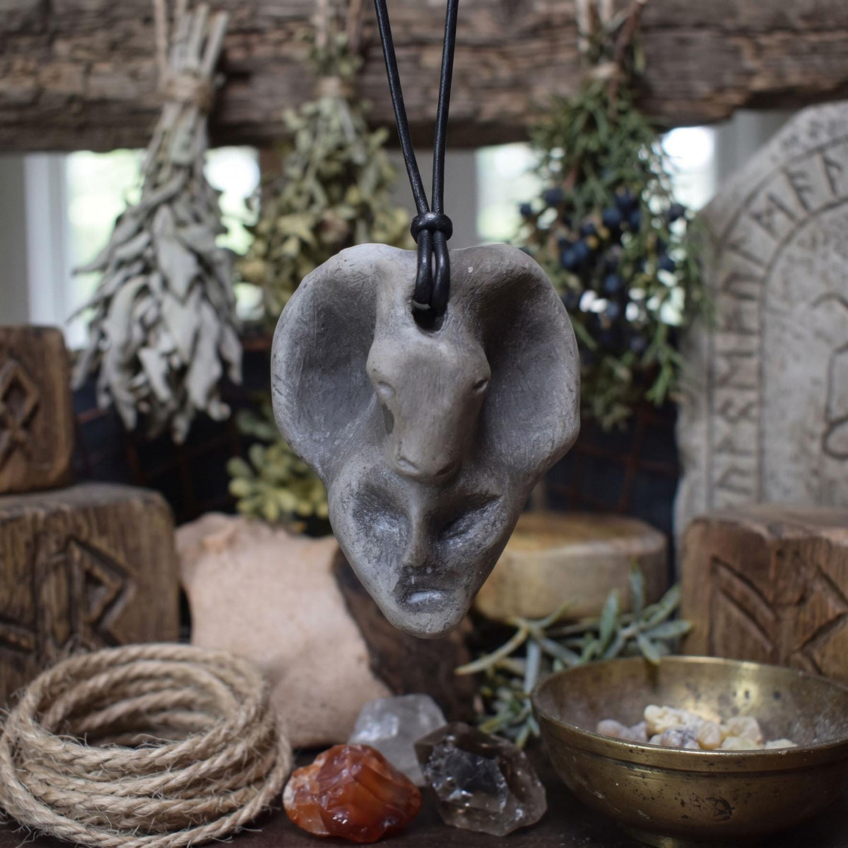 Handgefertigtes Talisman-Amulett - Krafttier Widder - traditionell gebrannter Ton – Einzigartige Rauchbrandkunst für spirituelle Begleiter