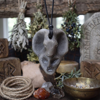 Handgefertigtes Talisman-Amulett - Krafttier Widder - traditionell gebrannter Ton – Einzigartige Rauchbrandkunst für spirituelle Begleiter