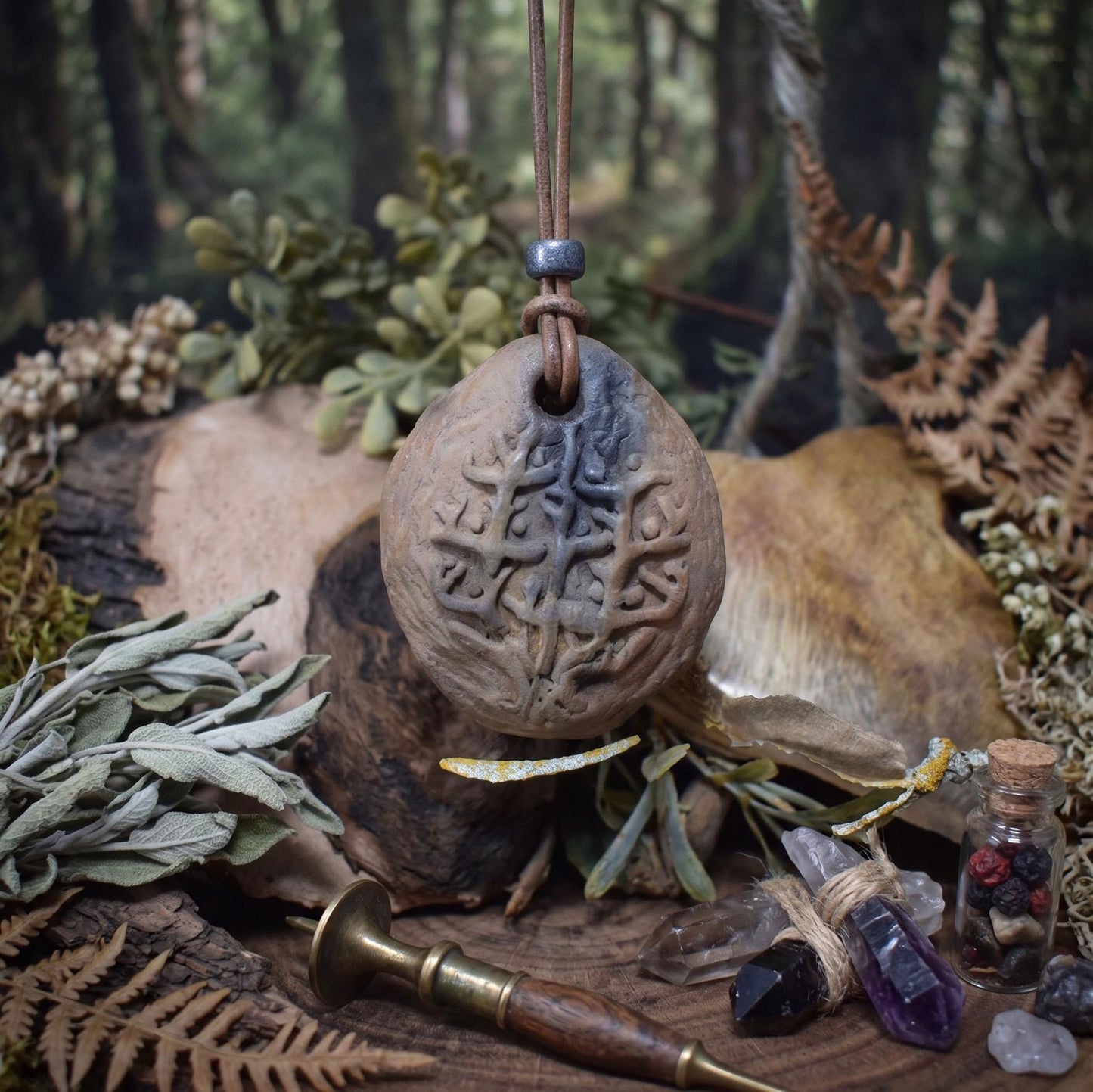 Einzigartiger Rauchbrand-Amulett Talisman – Tree of Gaia - Handgefertigter Glücksbringer aus Ton mit Leder- oder Baumwollband