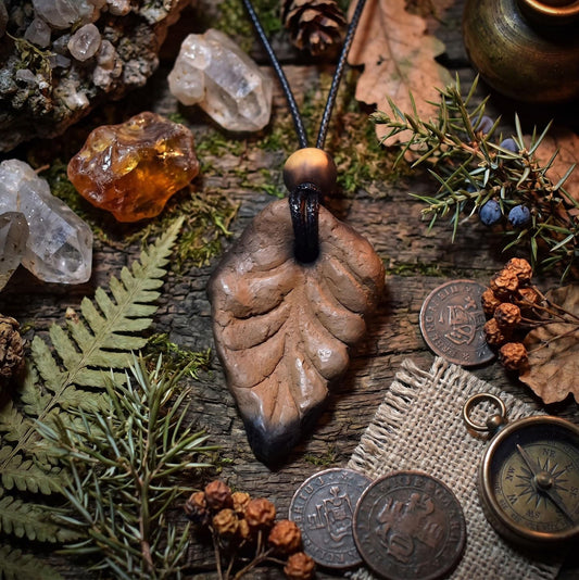 Laubblatt Amulett aus Ton – verstellbares Baumwollband mit Holzperle