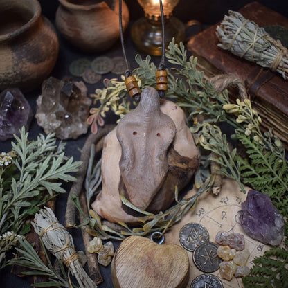 Einzigartiges handgefertigtes Amulett aus Rauchbrand-Ton – Spiritueller Glücksbringer und Fruchtbarkeitsgöttin Anhänger