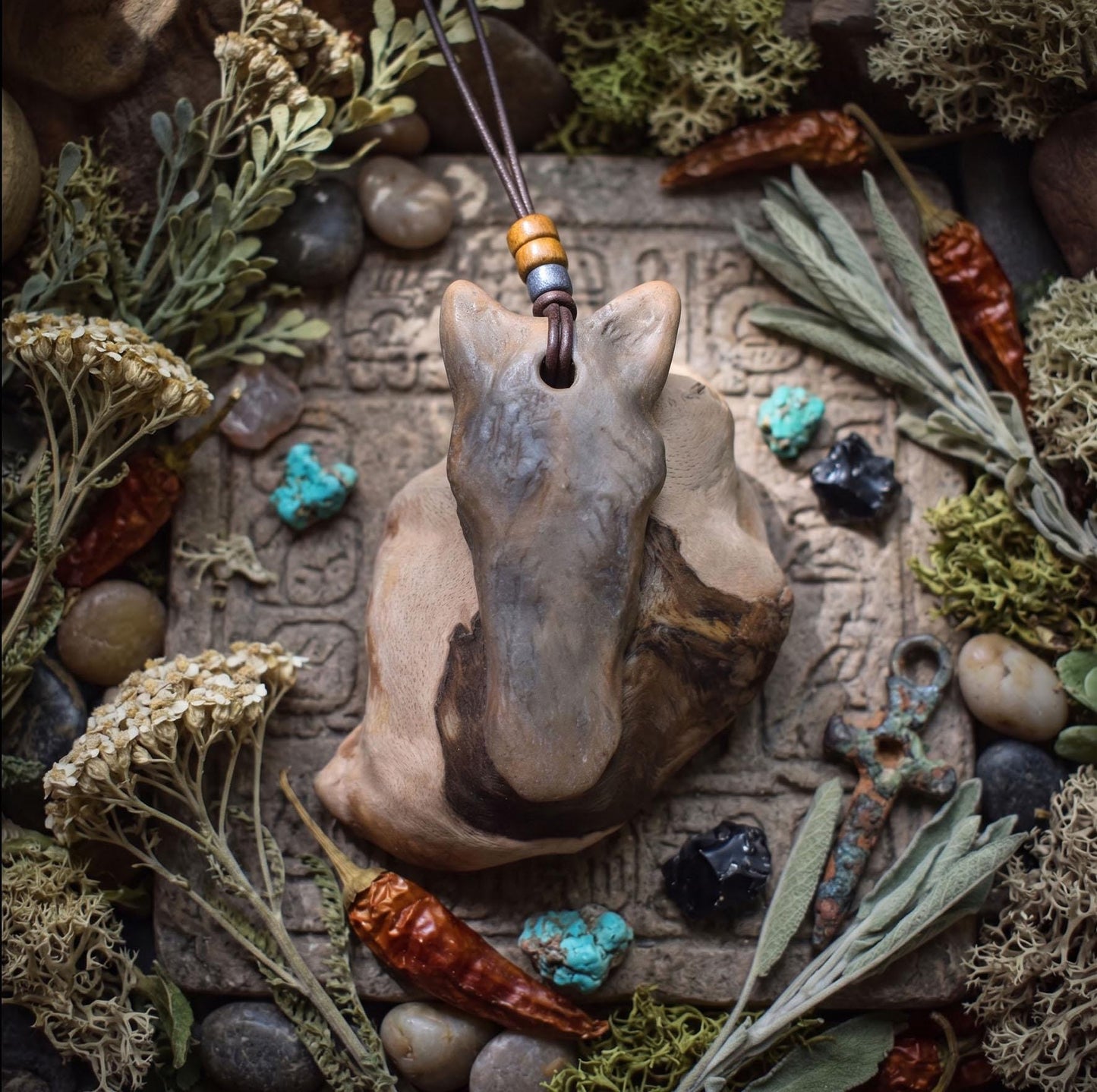 Handgefertigter Sleipnir Glücksbringer Amulett Talisman - Nordischer Schmuck aus traditionell gebranntem Ton mit Leder- oder Baumwollband
