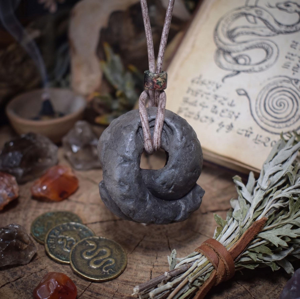Spiritueller Schmuck mit Krafttier Schlange - Einzigartiger Amulett Talisman aus traditionell gebranntem Ton - mit Leder- oder Baumwollband
