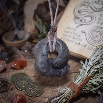 Spiritueller Schmuck mit Krafttier Schlange - Einzigartiger Amulett Talisman aus traditionell gebranntem Ton - mit Leder- oder Baumwollband