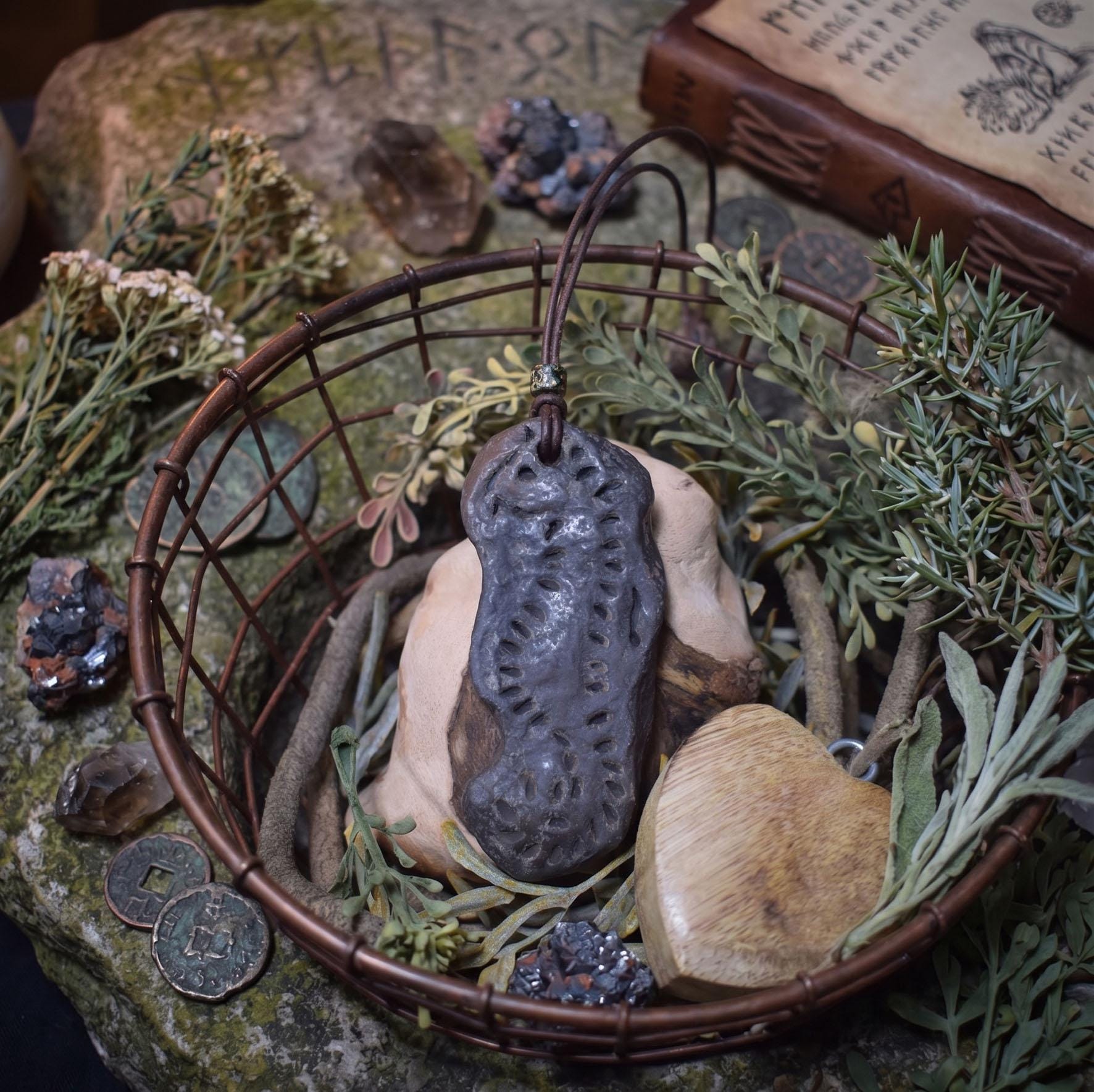 Einzigartiges Handgemachtes Seepferdchen Talisman aus Traditionell Gebranntem Ton - Rustikaler Glücksbringer Anhänger