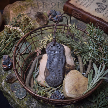 Einzigartiges Handgemachtes Seepferdchen Talisman aus Traditionell Gebranntem Ton - Rustikaler Glücksbringer Anhänger