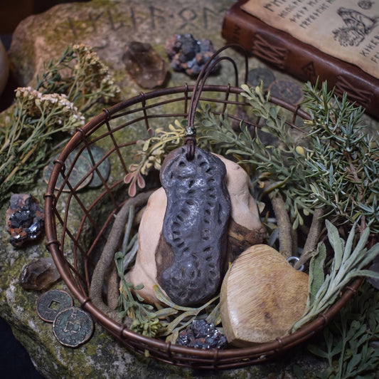 Einzigartiges Handgemachtes Seepferdchen Talisman aus Traditionell Gebranntem Ton - Rustikaler Glücksbringer Anhänger